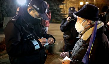 Łamanie nowych obostrzeń zabolało. Policja ujawniła liczbę wlepionych mandatów