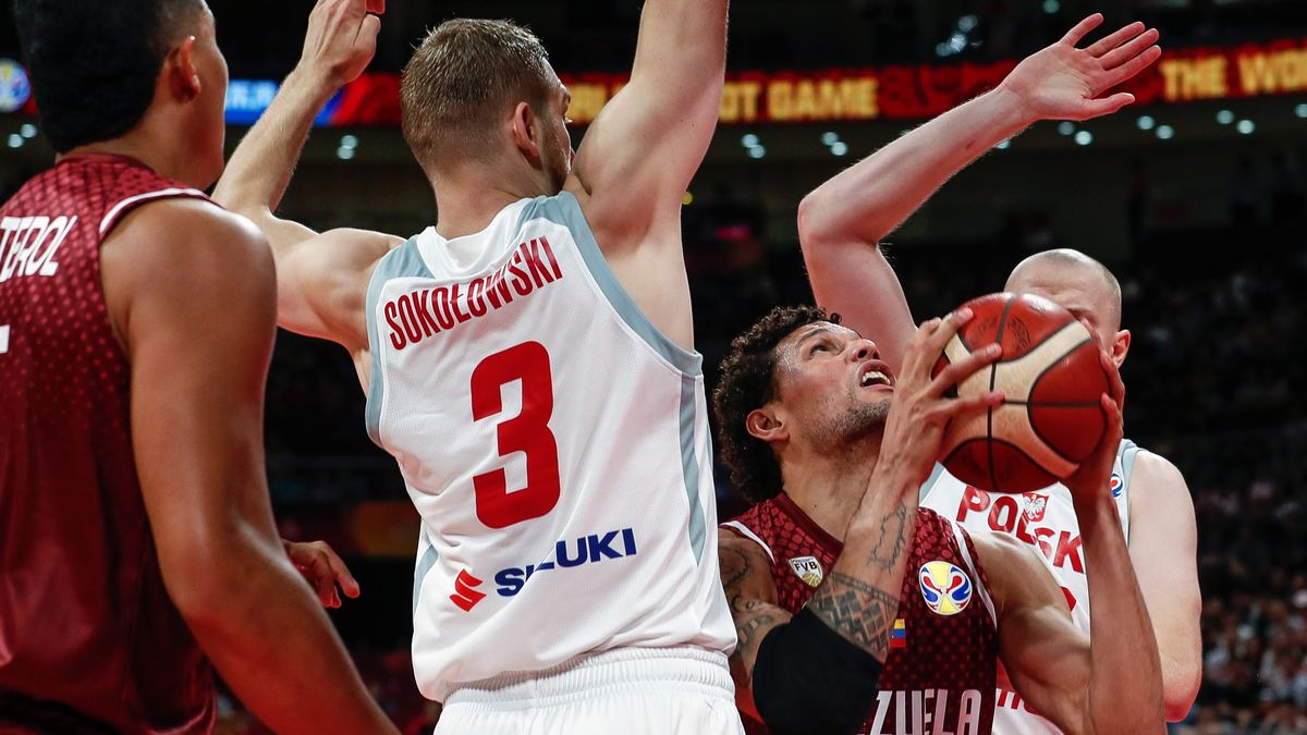 PAP/EPA / Roman Pilipey / Na zdjęciu: Michał Sokołowski w starciu z Wenezuelczykami