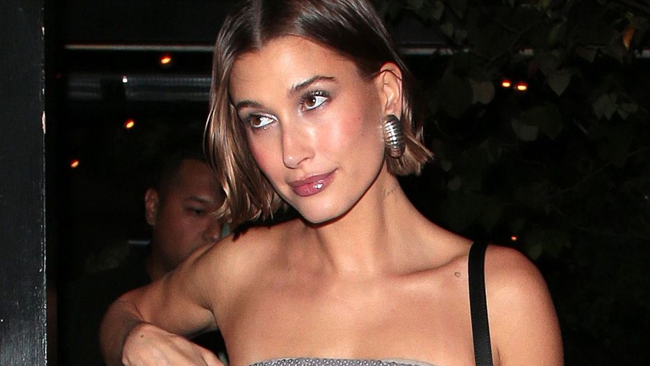 Hailey Bieber w modnej stylizacji