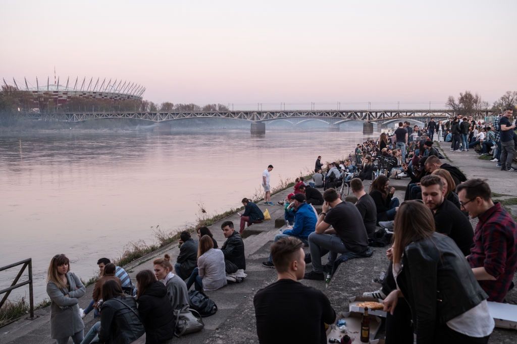 Młodzi ludzie chętnie spędzają czas nad Wisłą