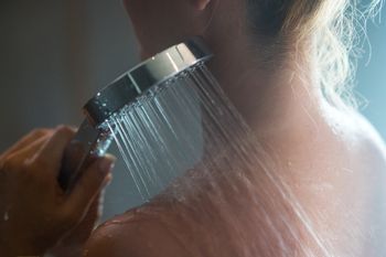 Gaszą światło i wchodzą pod prysznic. Ten trend robi furorę w sieci