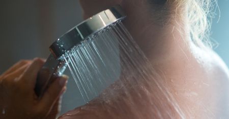 Gaszą światło i wchodzą pod prysznic. Ten trend podbija sieć