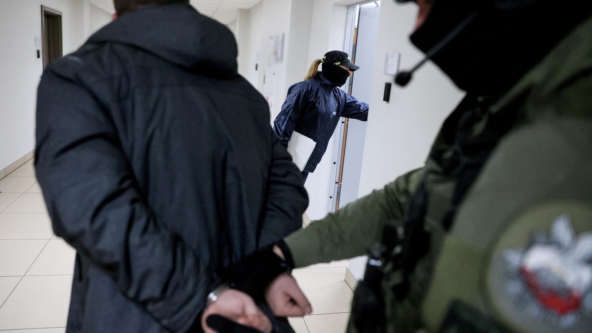 Leszek Szyma�ski
funkcjonariusz, ilustracja, ilustracyjne, jednostka organizacyjna, jednostka Policji, kajdanek, kajdanki, �amanie prawa, na r�kach, obezw�adniania, obezw�adnianie, policja, policjant, policji, prawo, przes�uchanie, przest�pca, zak�adanie, zatrzymanie, zatrzymany, doprowadzanie, doprowadzenie, korytarz, korytarzem, podejrzanego, zatrzymanego, w kajdankach, zakucie w kajdanki, zakuty w kajdanki