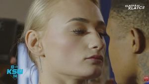 Sceny podczas ważenia przed galą XTB KSW 114. Polka spojrzała rywalce głęboko w oczy