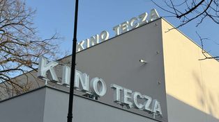 Warszawa: Na Żoliborz wróciły neony kultowego kina. Kiedy Tęcza wznowi działalność?