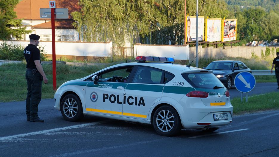 Słowacki samochód policyjny i policjant na służbie