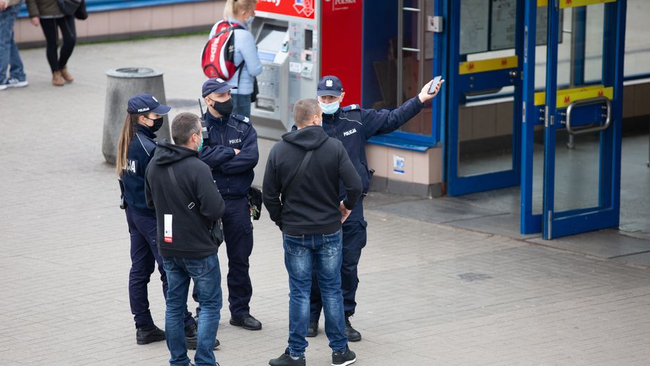 Policja kontroluje przemieszczanie się