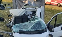 Pomorskie. Wypadek na autostradzie. Kierowca uderzył w ciężarówkę na pasie awaryjnym