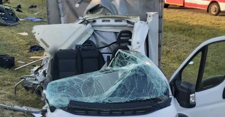 Pomorskie. Wypadek na autostradzie. Kierowca uderzył w ciężarówkę na pasie awaryjnym