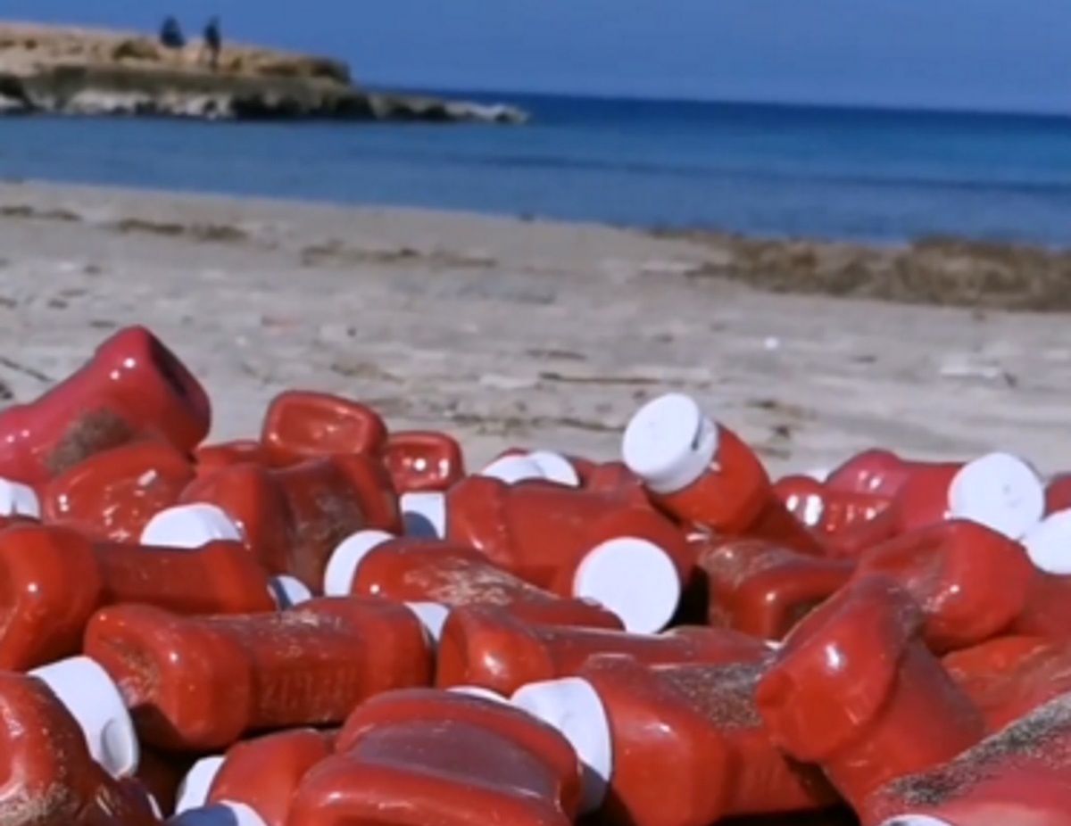 Puste butelki po keczupie na włoskiej plaży