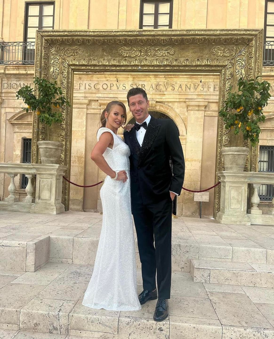 Wtuleni w siebie Anna i Robert Lewandowscy dziękują fanom za wsparcie podczas Mundialu