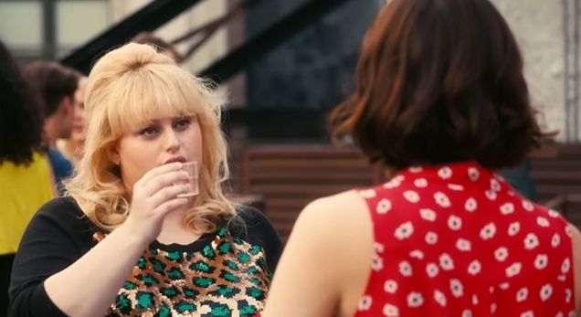Rebel Wilson i Dakota Johnson w filmie "Jak to robią single"