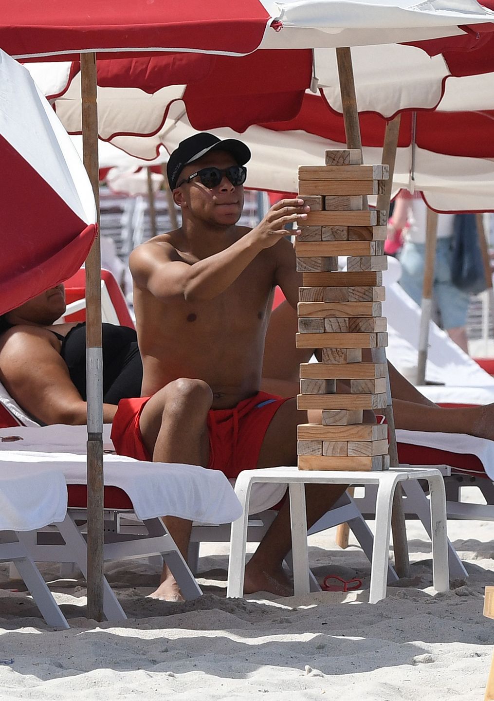 Kylian Mbappe eksponuje wytrenowane ciało na plaży w Miami