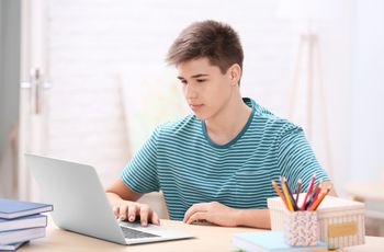 Edukacja domowa i e-szkoła. Jak działa nauka poza szkołą i ile kosztuje?
