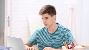 Edukacja domowa i e-szkoła. Jak działa nauka poza szkołą i ile kosztuje?