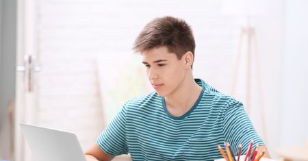 Edukacja domowa i e-szkoła. Jak działa nauka poza szkołą i ile kosztuje?