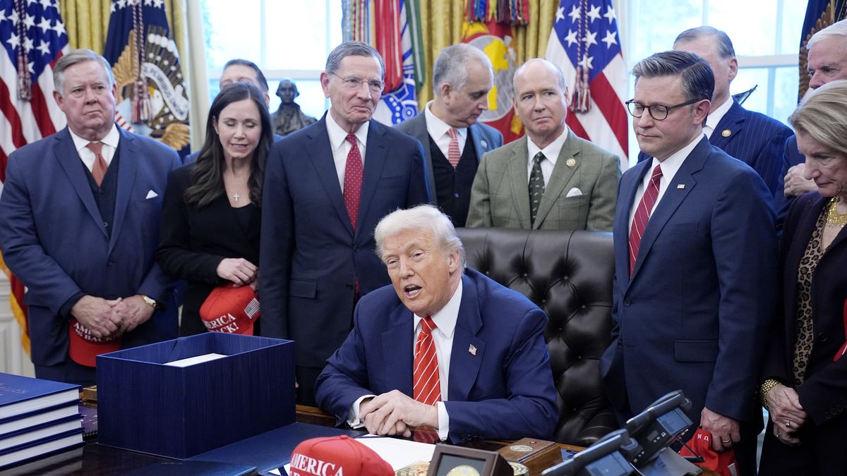 US President Donald Trump (C) speaks as he participates alongside House Speaker Mike Johnson (2-R) in a bill signing ceremony in the Oval Office of the White House in Washington, DC, USA, 03 February 2026. The bill passed by the House of Representatives restores funding for several major federal departments, ending the partial government shutdown that began on 31 January. EPA/YURI GRIPAS / POOL Dostawca: PAP/EPA.