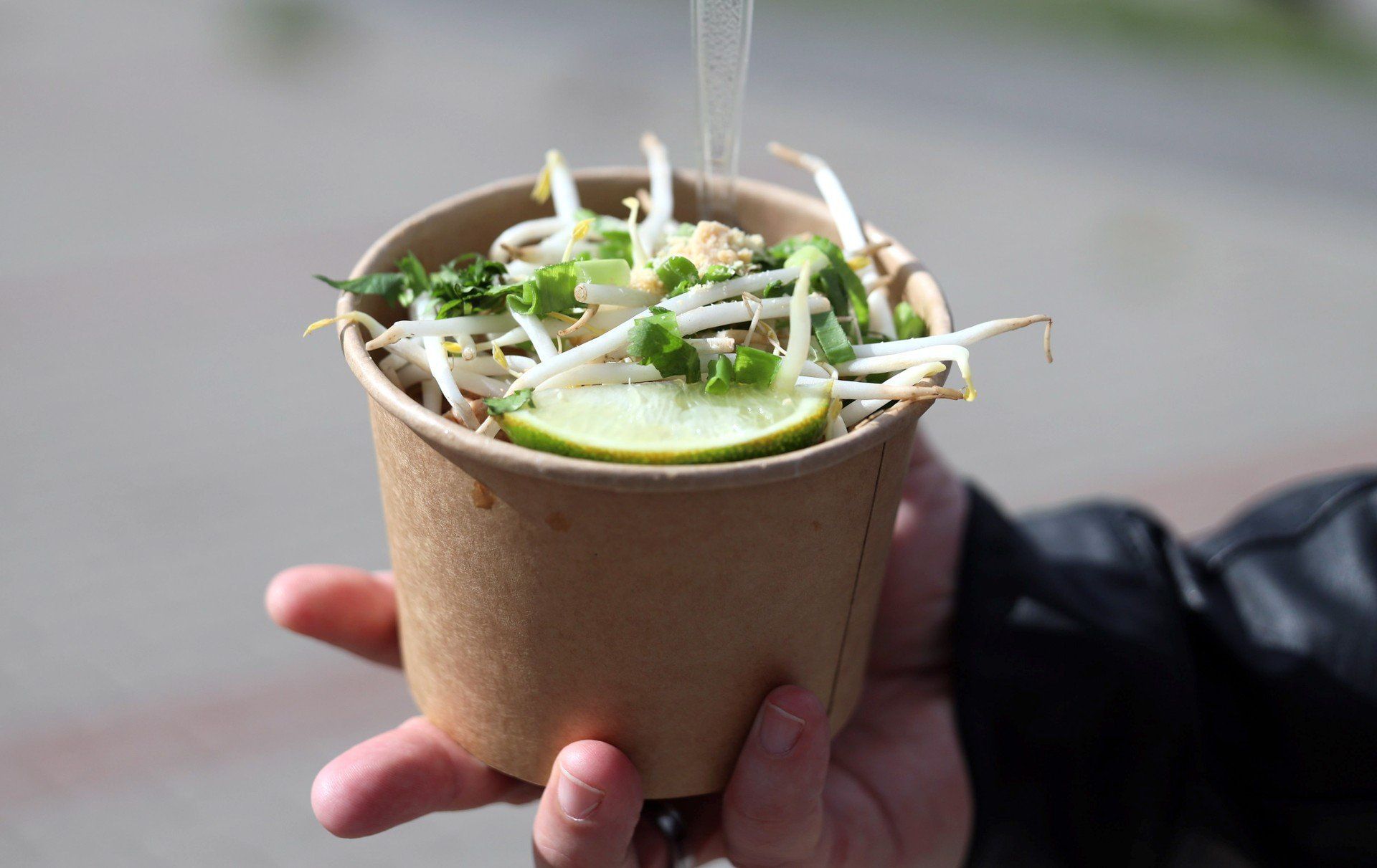Pad thai, hot dog, a może chrrrrupiące churrosy? Foodtrucki zameldowały się na weekend pod Areną Lublin