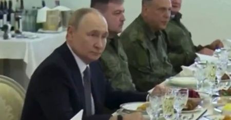 Nagranie z urodzin Putina. Tylko spójrzcie na jego talerz