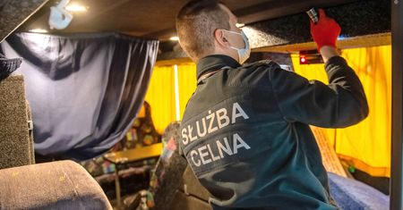 Prześwietlili autokar z Ukrainy. W podłodze była skrytka