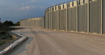 Uchodźcy z Afganistanu. Europejski kraj właśnie postawił mur na granicy