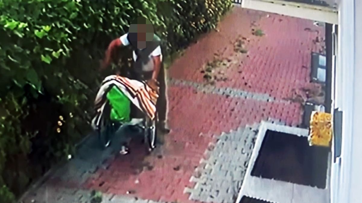 Mężczyzna wstał z wózka inwalidzkiego, żeby ukraść torbę sprzed drzwi