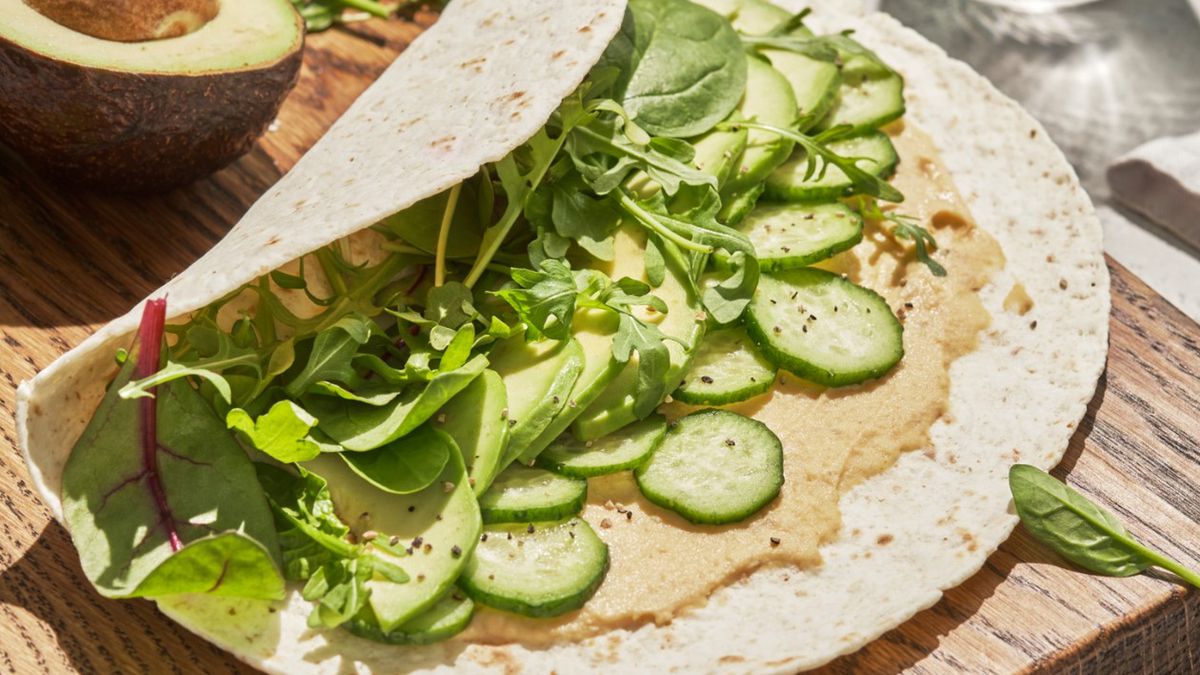 Wrapy z hummusem to świetny pomysł na lunch, także do szkoły czy pracy.