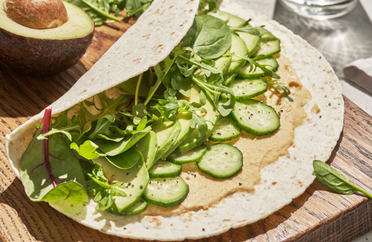 Wrapy z hummusem – przepis, kalorie i wartości odżywcze