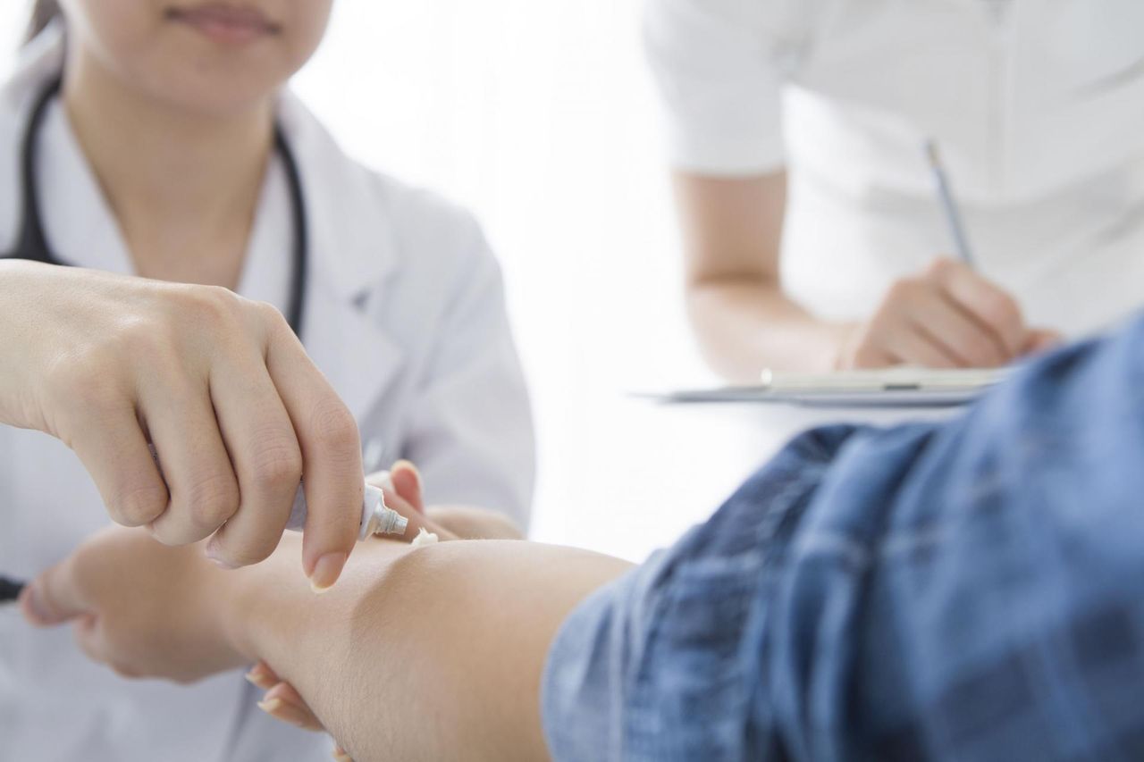 Maść ichtiolowa – wskazania, przeciwwskazania, środki ostrożności, działania niepożądane