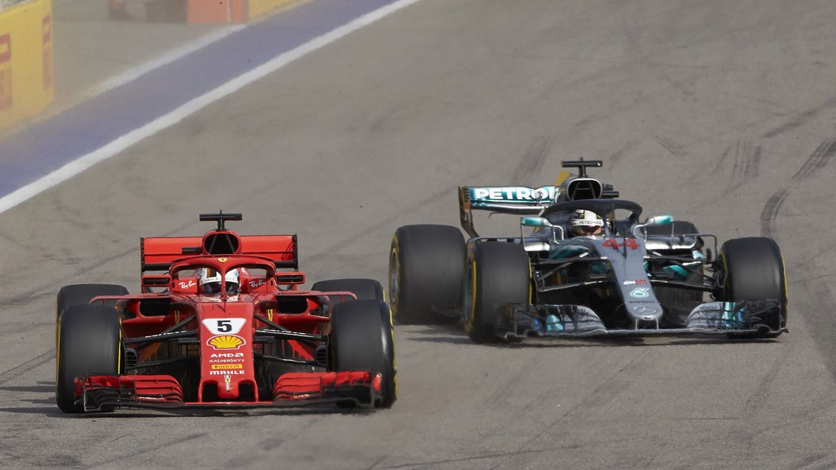 Sebastian Vettel (po lewej) i Lewis Hamilton podczas wyścigu