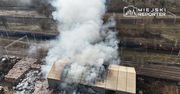 Warszawa: Pożar hali z makulaturą na złomowisku na Targówku. Trwa akcja gaśnicza