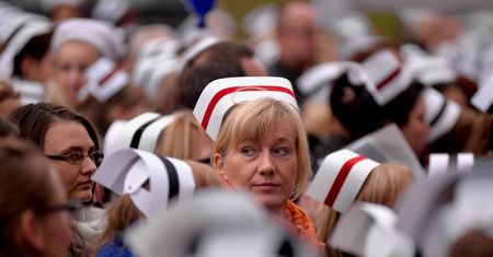"Samowolka" Hołowni. "Potencjalna finansowa bomba"