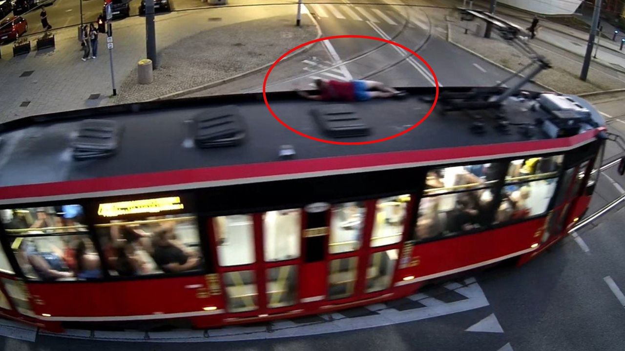 Mężczyzna jechał na dachu tramwaju