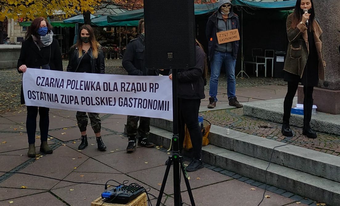Wrocław. Gastroprotest. "Czarna polewka dla rządu". Najgrzeczniejsze osiem gwiazdek