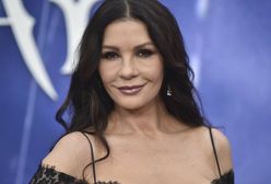 Wygląda obłędnie. Catherine Zeta-Jones w stroju kąpielowym z wycięciem