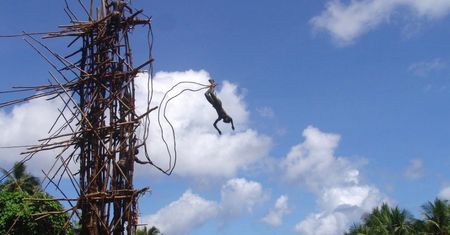 Prawdziwe skoki na bungee. Tak robią to ci, którzy wymyślili ten sport!