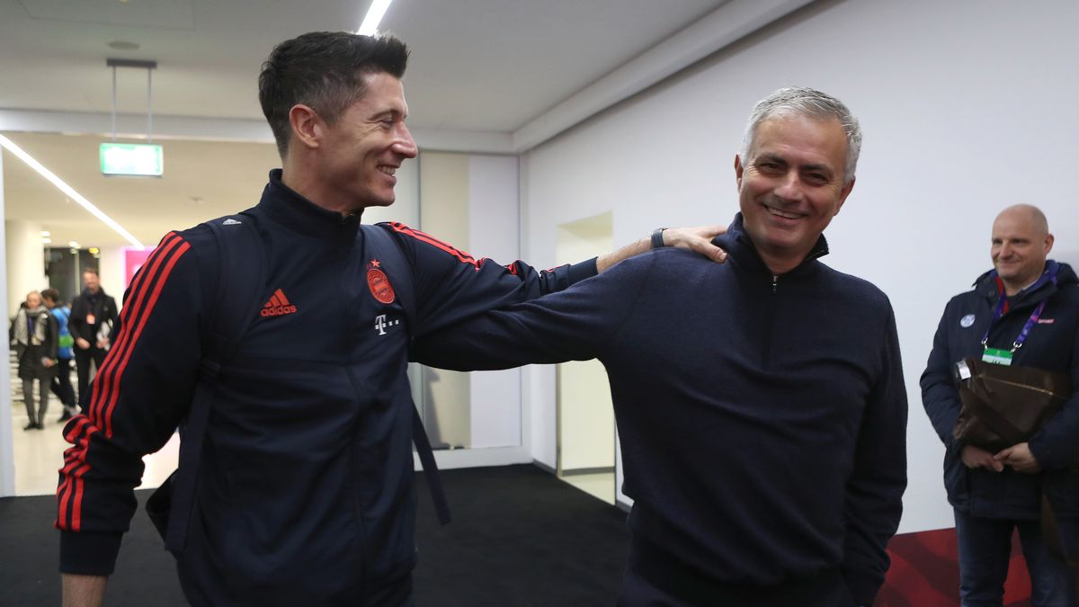 Robert Lewandowski i Jose Mourinho przed meczem Ligi Mistrzów Bayern - Tottenham