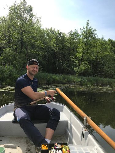 Piotr Graban, trener Projektu Warszawa, w czasie jednej ze swoich wędkarskich wypraw (fot. archiwum prywatne)