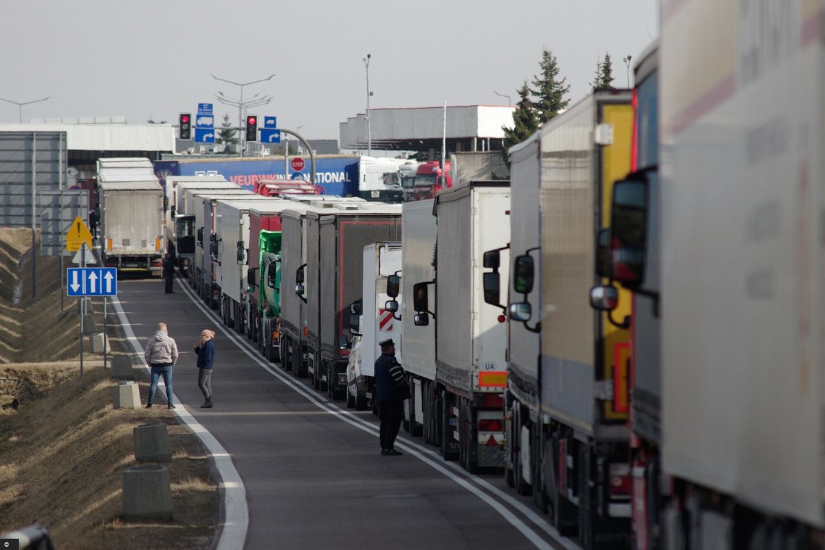 "Decyzja o wstrzymaniu transportu towarów do Rosji i Białorusi to prerogatywa polskiego rządu i władz Unii Europejskiej, a nie przewoźników" - mówią przedstawiciele branży 