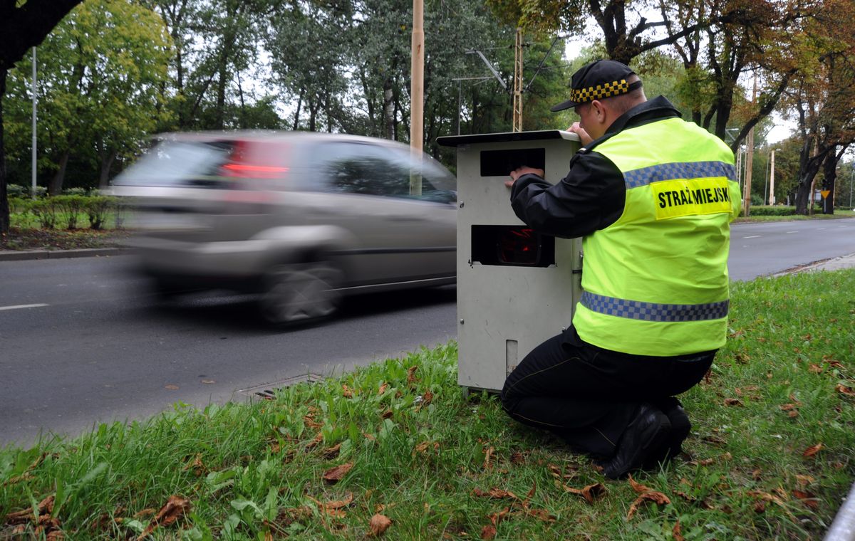 Polskie miasta już nie chcą straży miejskiej. Bez fotoradarów się nie opłaca