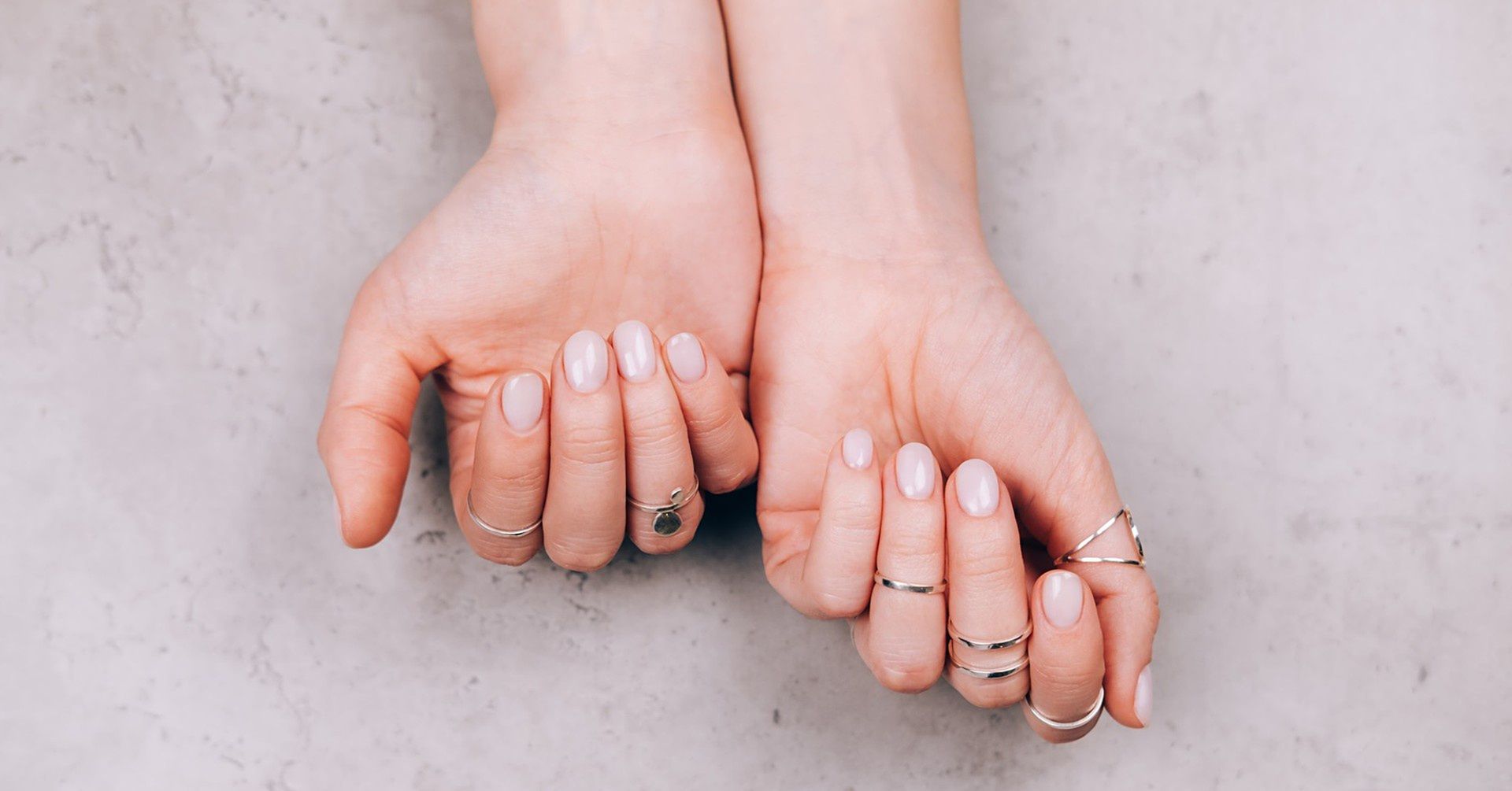 Paznokcie lustrzane nazywane są inaczej mirror nails