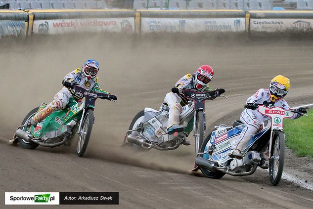 Jarosław Hampel (kask żółty) i Rafał Szombierski (kask niebieski) stworzyli w niedzielę niezapomniane widowisko