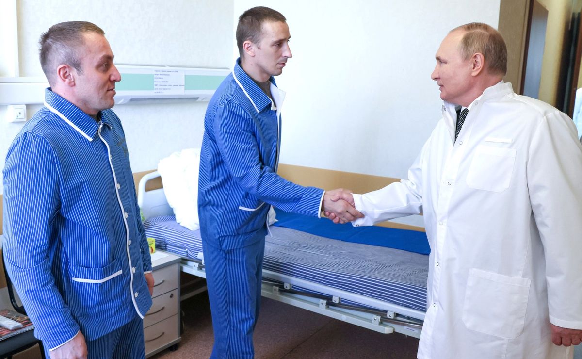 Rosja. Władimir Putin odwiedza w szpitalu żołnierzy rannych na wojnie w Ukrainie.
