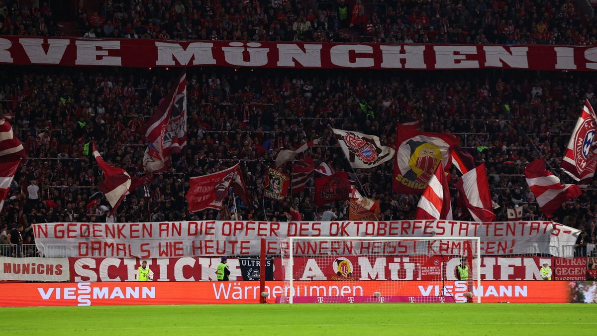 PAP/EPA / Transparent wywieszony przez kibiców Bayernu