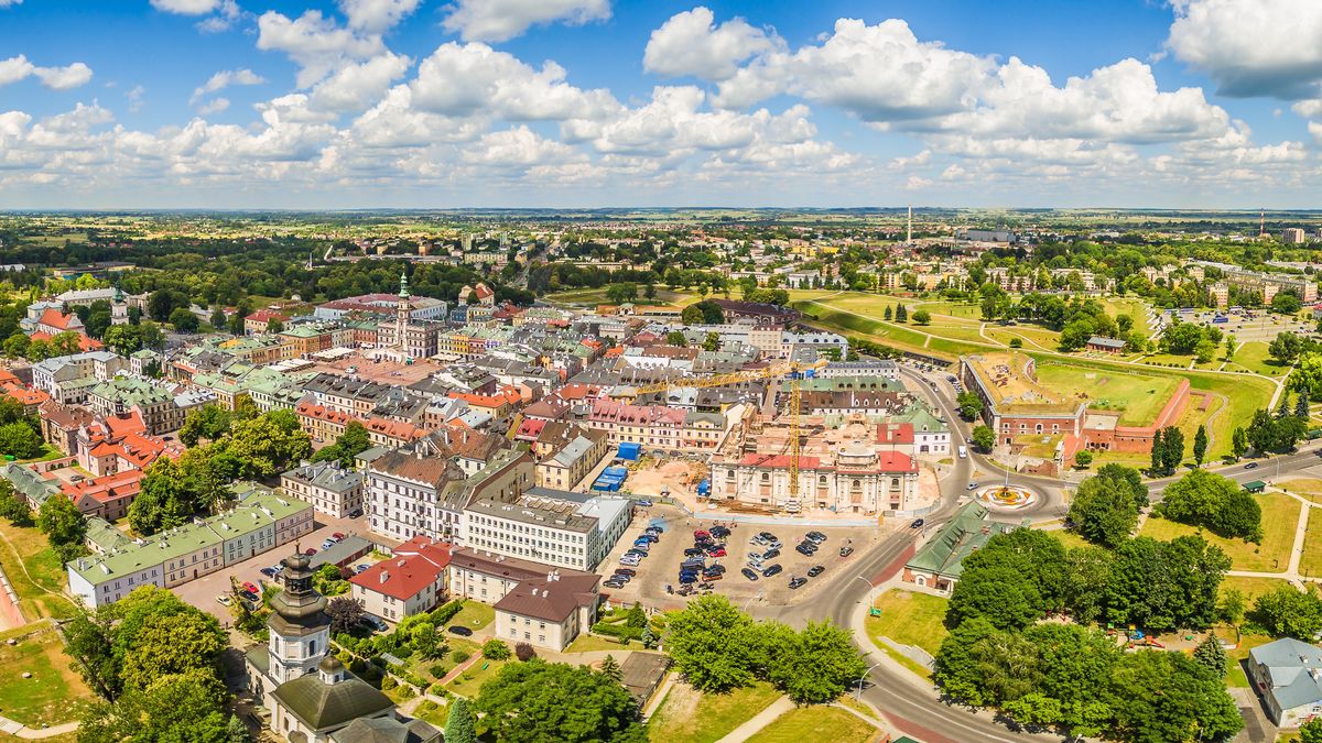 stare miasto, z lotu ptaka, z powietrza, zabytki, atrakcje turystyczne, panorama, ratusz, rynek, mury obronne, budynki, dachy, horyzont, niebo, chmury, lato, wakacje, zwiedzanie