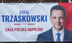 Miał działać na zlecenie. 33-latek ukradł banery Trzaskowskiego