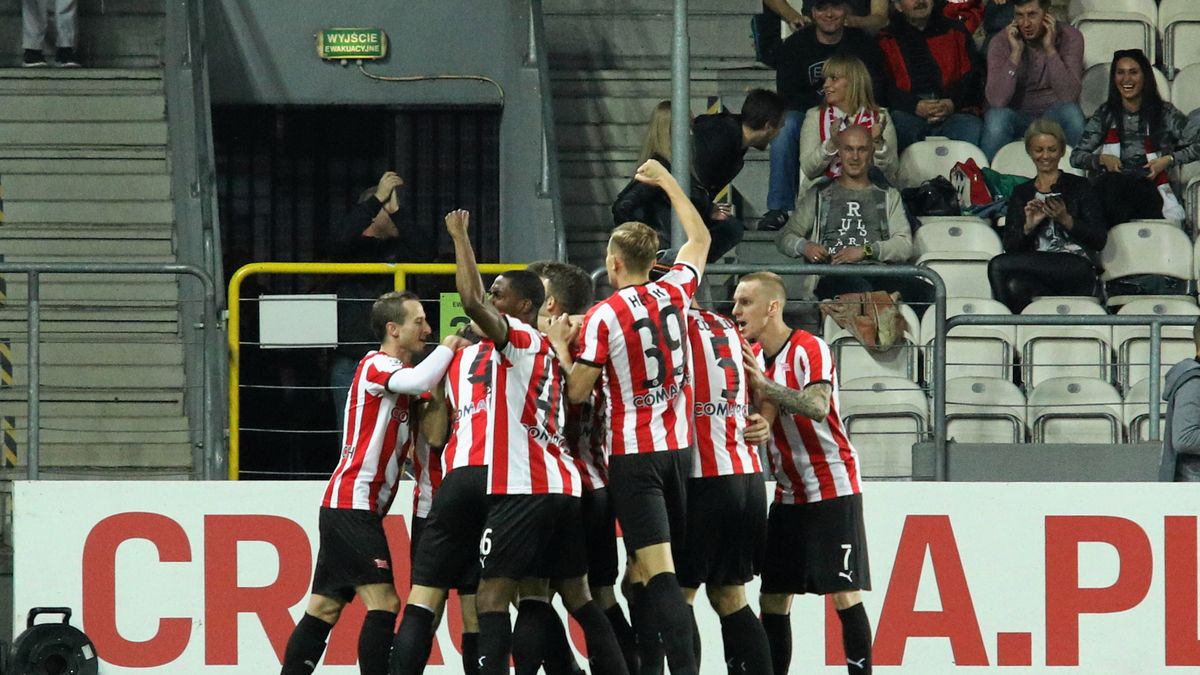 PAP / Stanisław Rozpędzik / Na zdjęciu: piłkarze Cracovii