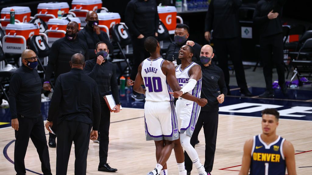 Getty Images / Jamie Schwaberow / Na zdjęciu: Harrison Barnes i De'Aaron Fox z Sacramento Kings