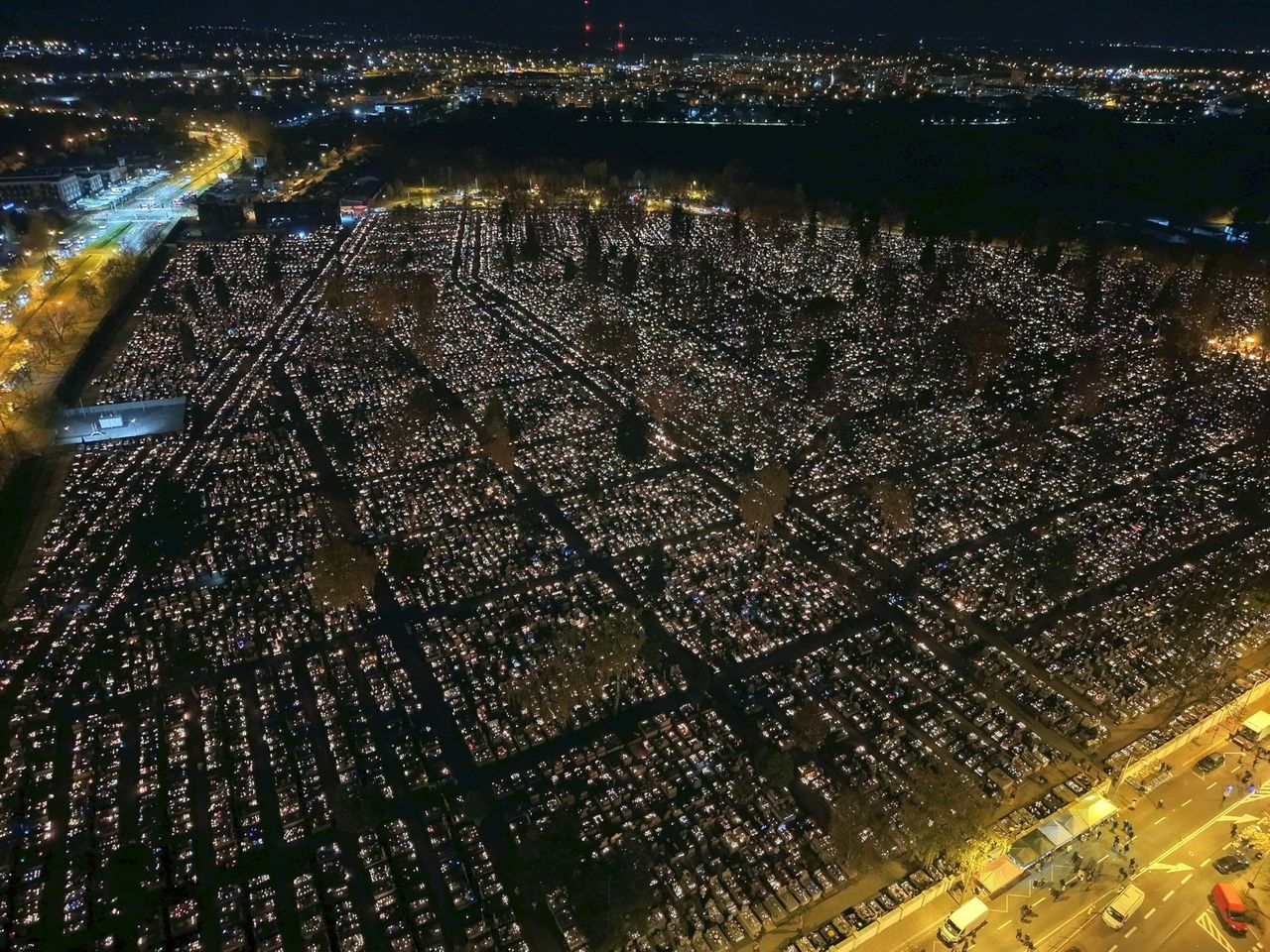 Radom: Cmentarze toną w blasku świec