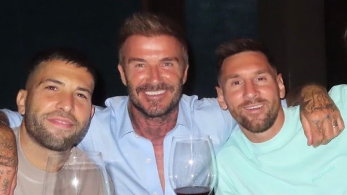 Na zdjęciu od lewej: Jordi Alba, David Beckham i Lionel Messi